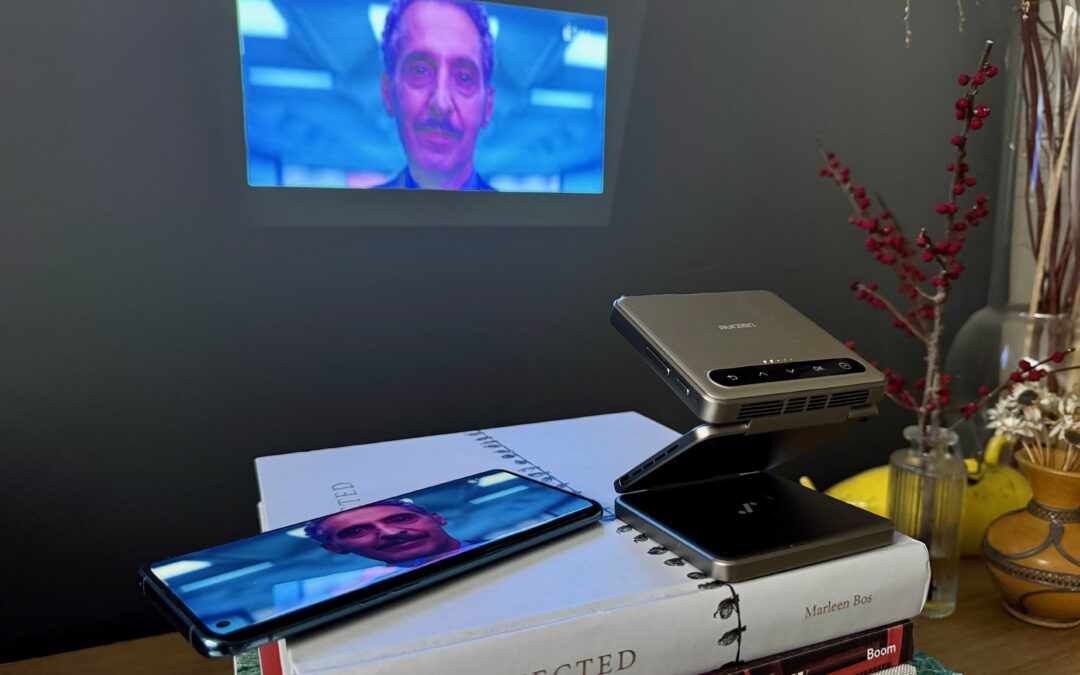 Aurzen Zip tri-fold projector review: mirror anything (without DRM)