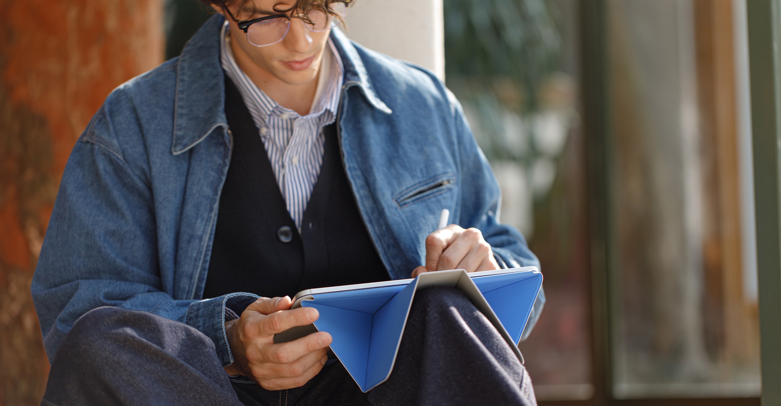 A person using the Moft Dynamic Folio iPad case to support an iPad on their leg.