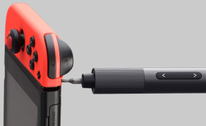 A Hoto mini electric screwdriver repairing a Nintendo Switch.