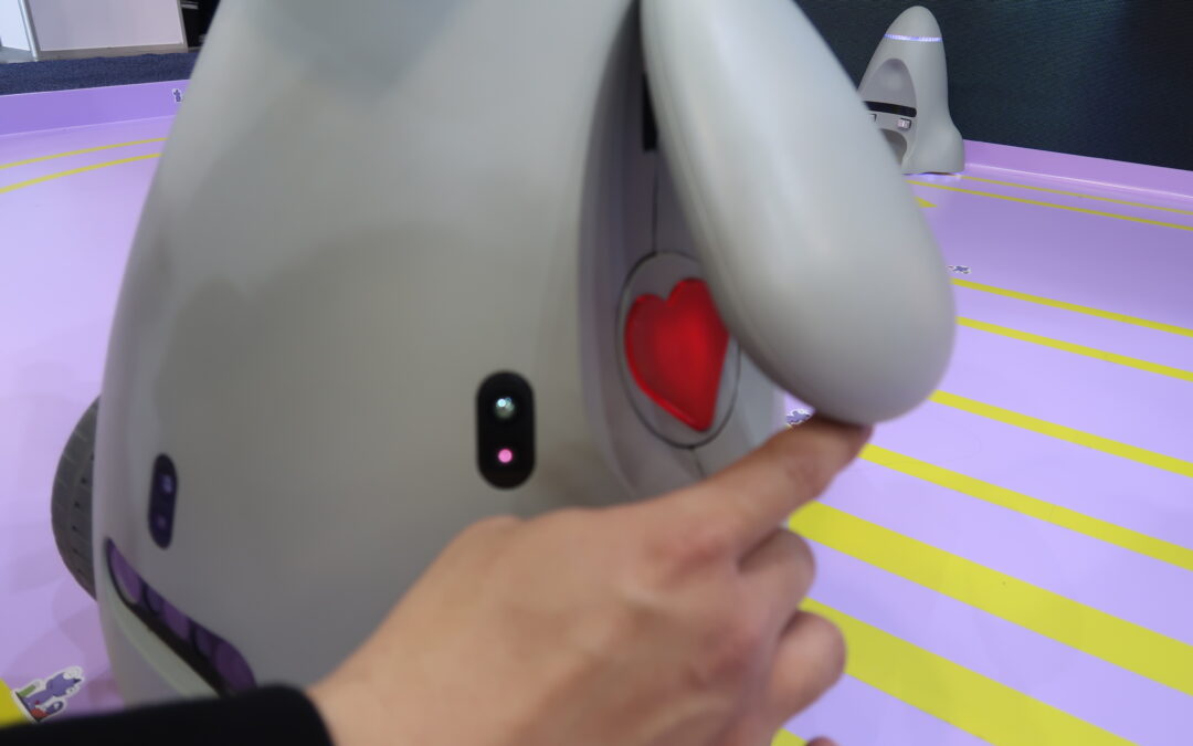 I can't get over this goofy, long-necked 'cyber pet' robot at CES