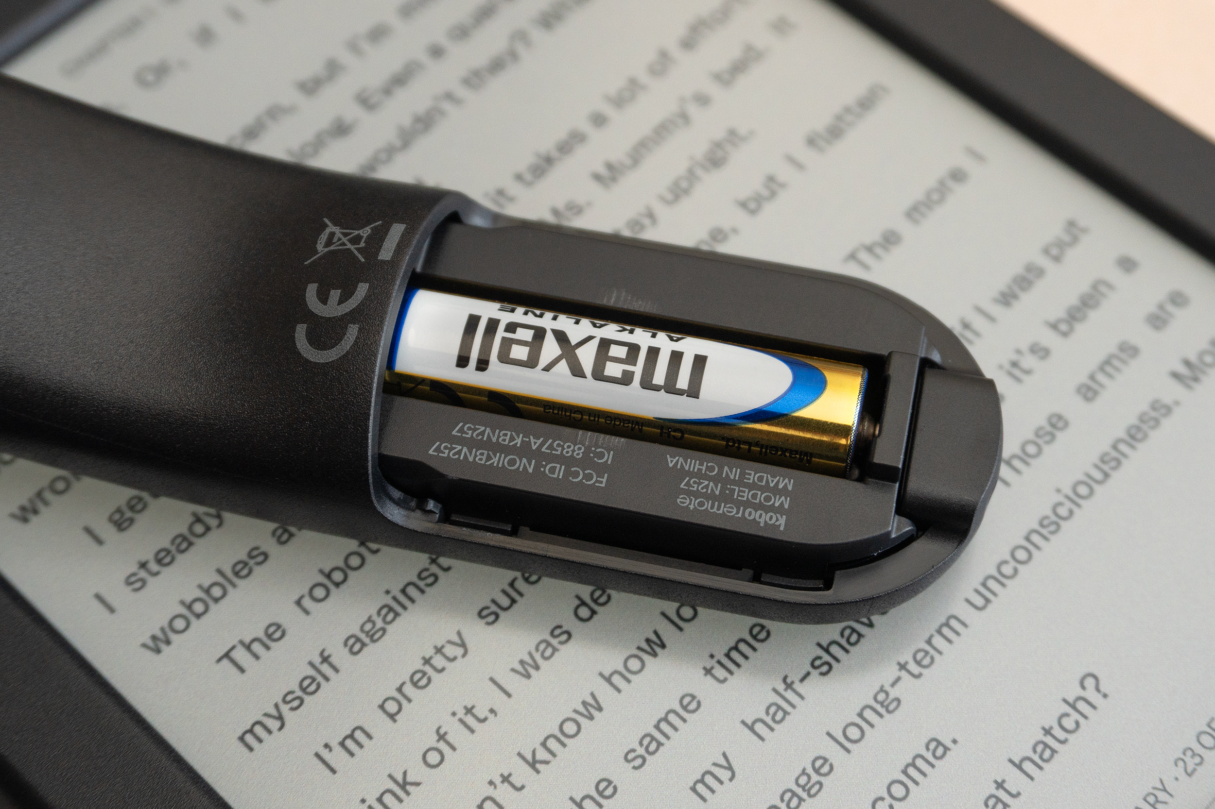 The Kobo Remote’s battery door removed showing a AAA battery inside.