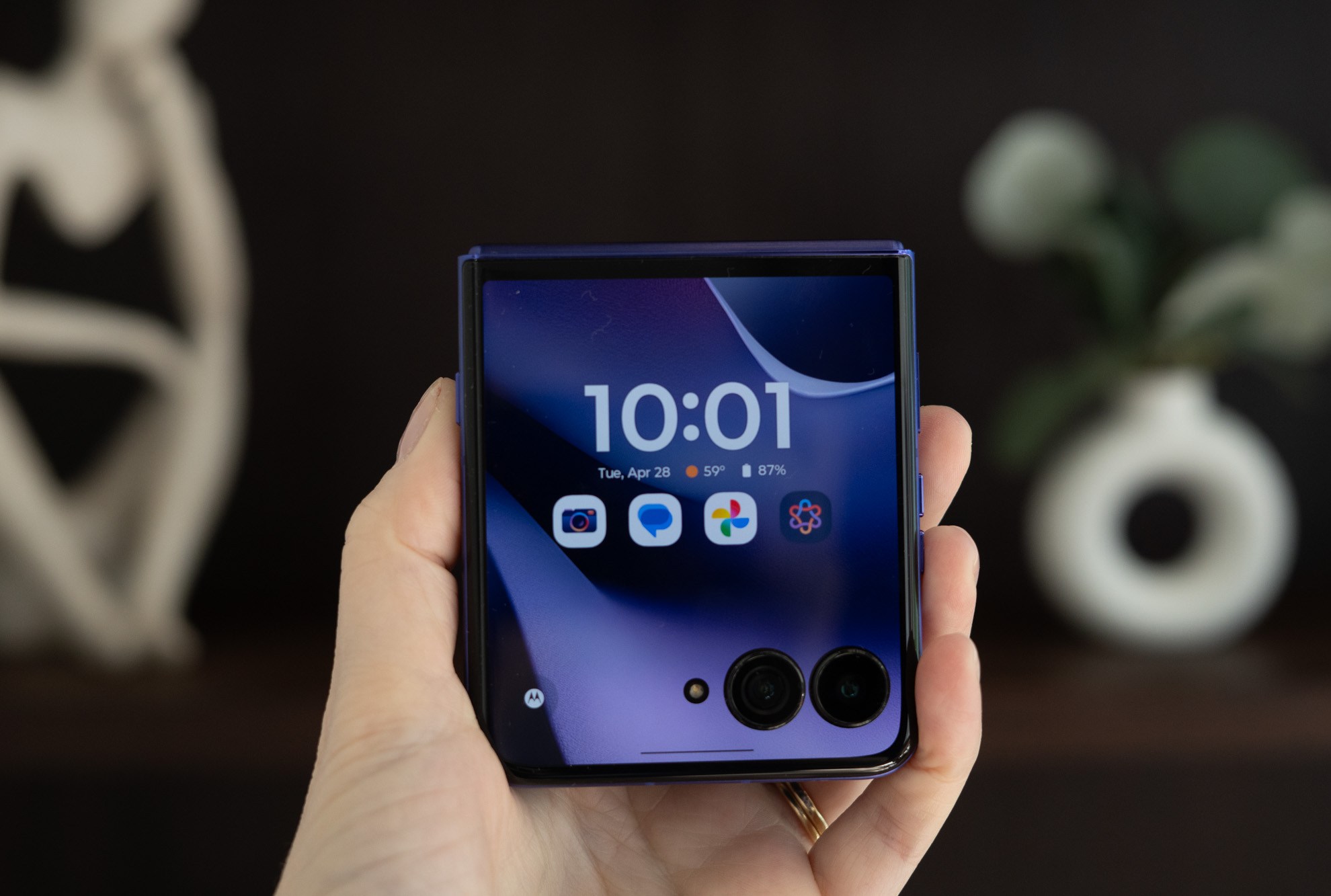 Motorola Razr Ultra showing cover screen