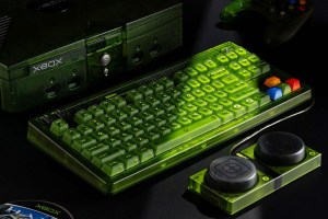8BitDo’s green Xbox-themed Retro 87 Mechanical Keyboard in front of a matching green Xbox console.