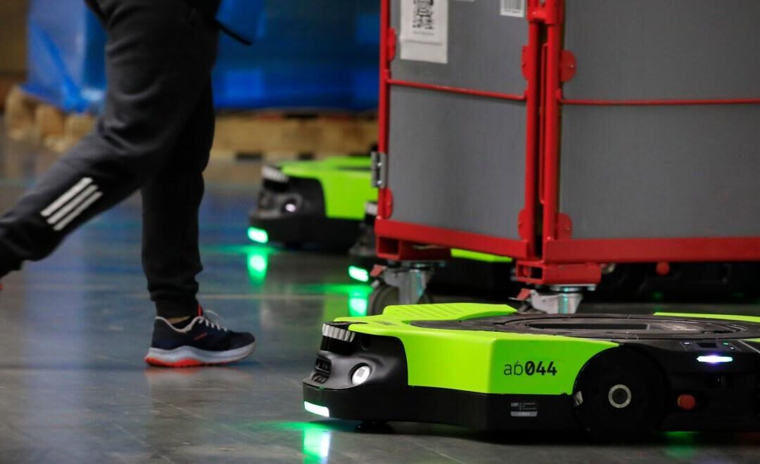 Amazon develops a warehouse robot workers can speak to