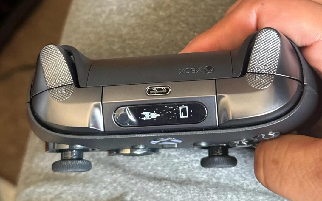 Xbox Elite 3 prototype pad leaks with tiny built-in screen