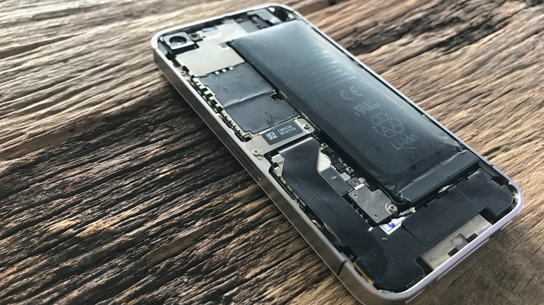 Why smartphone makers stopped using removable batteries, and why they’re making a comeback
