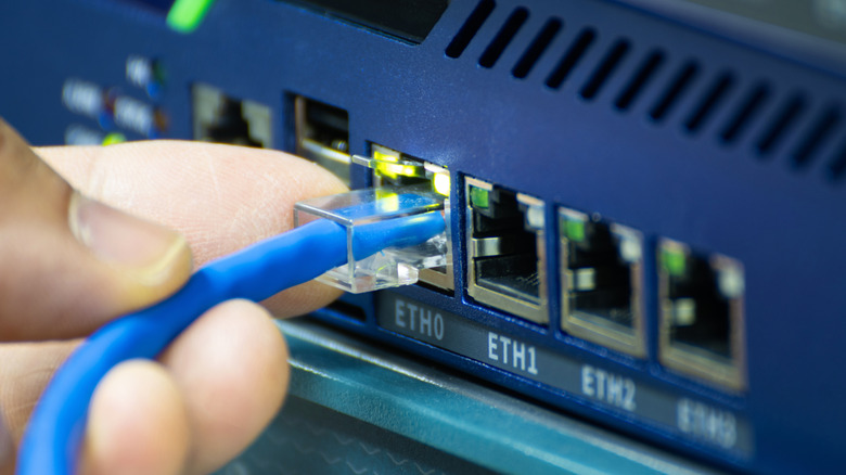 Ethernet splitter vs switch: What’s the difference and how do you use them?