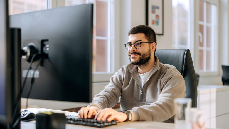 How far away should you sit from your computer monitor or laptop?