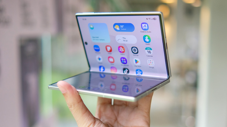 The pros and cons of using a foldable phone