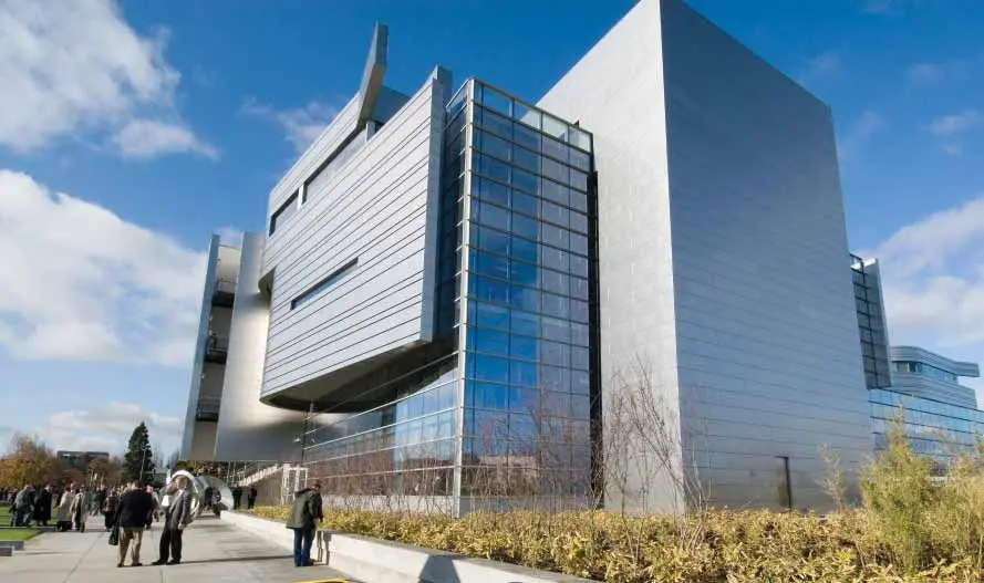 Exterior view of the modern architectural design of the Wayne Morse United States Court of Appeals courthouse.